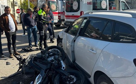 ANTALYA'nın Döşemealtı ilçesinde otomobil ile motosikletin çarpışması sonucu meydana gelen kazada 2 kişi yaralandı.