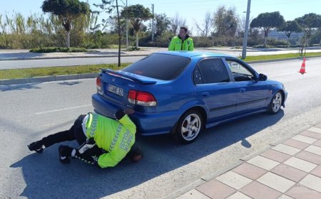Antalya'da trafik ekiplerince gürültü kirliliği oluşturduğu tespit edilen otomobilin sürücüsüne cezai işlem uygulandı.