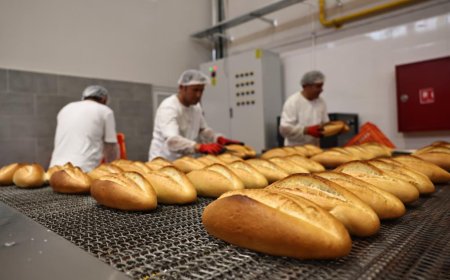 Antalyalılar uygun fiyatlı kaliteli ekmekle buluşturan Antalya Büyükşehir Belediyesi Halk Ekmek'ten memnun