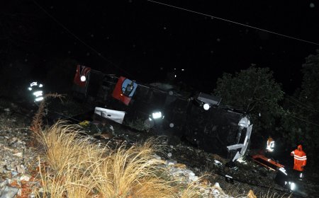 ANTALYA’nın Gazipaşa ilçesinde yolcu otobüsü girdiği virajda 25 metreden yuvarlandı 10’u ağır, 28 kişi yaralandı.