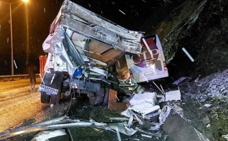 Samsun'da yolcu otobüsü kamyona çarptı, 1 kişi öldü, 16 kişi yaralandı