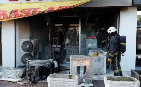 Antalya'da bir beyaz eşya mağazasında çıkan yangında maddi hasar meydana geldi.