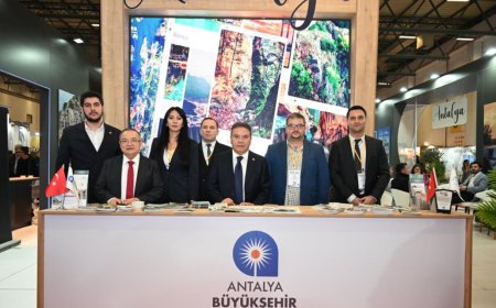 Başkan Böcek, EMITT 2025'te Antalya'yı tanıtıyor.