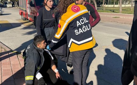 ANTALYA'da kaza yapan 2 araçtan biri savrulup, motosiklete çarptı.