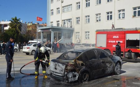 ANTALYA'nın Serik ilçesinde devlet hastanesi otoparkındaki otomobil, çıkan yangında kullanılamaz hale geldi.