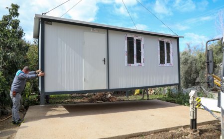 ALANYA Belediyesi tarafından Yeniköy Mahallesi'nde zor şartlarda yaşayan aileye konteyner ev desteği sağlandı.