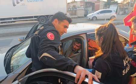 Antalya'da meydana gelen trafik kazasında okul servisine çarpan otomobilin sürücüsü araçta sıkıştı.