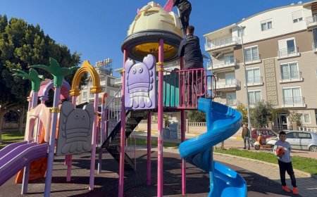 Kaydırakta mahsur kalan çocukları itfaiye kurtardı