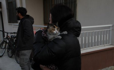 Yangında evleri küle döndü, kurtarılan kedilerinin yanında gözyaşı döktü