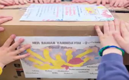 depremzede çocuklar için Öğrencilerimiz minik elleriyle kardeşlerine atkı örüyor.