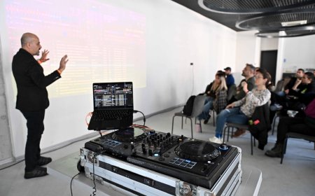 Muratpaşa Belediyesi’nin düzenlediği ücretsiz DJ Atölyesi genç yetenekleri sahneye hazırladı.