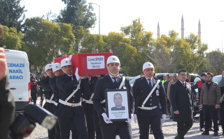 ANTALYA'nın Kumluca ilçesinde motosikletiyle yaptığı kazada yaşamını yitiren polis memuru Cuma Şimşek (39) için tören düzenlendi.