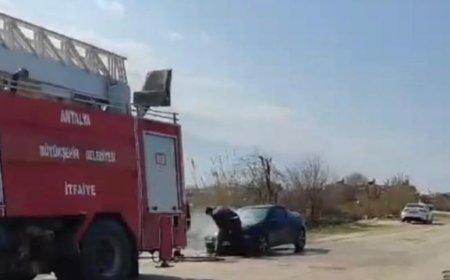 Antalya'da seyir halindeki otomobilde çıkan yangın itfaiye ekiplerince söndürüldü.