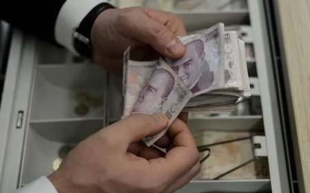 Emeklilerin zam farkı ödemeleri hesaplara yatıyor.