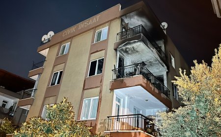 ANTALYA'da 3 katlı apartmanın 2'nci kat balkonunda başlayan yangın kısa sürede bütün evi sardı.