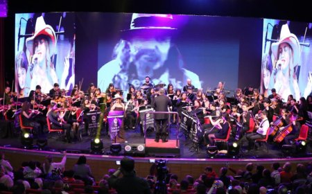 Kepez Belediyesi, Türk müziğinin efsane isimleri Cem Karaca ve Barış Manço'yu unutulmaz eserleriyle andı.