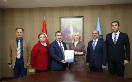 Akdeniz Üniversitesi öğrencilerine yönelik gençlerin iş dünyasına daha donanımlı hazırlanmalarını sağlayacak "İŞKUR Gençlik Programı" için imzalar atıldı.