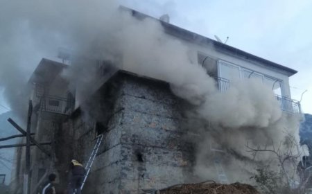 Antalya’nın Gazipaşa ilçesince iki katlı müstakil evin altında bulunan ahırda başlayan yangında 1 inek ve buzağı telef oldu.