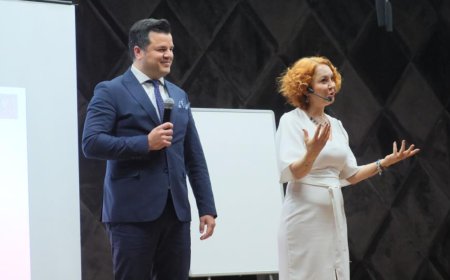 Kemer Belediye personeline "Kişisel gelişim, etkili iletişim ve diksiyon" semineri verildi.