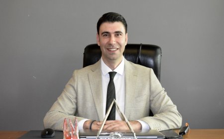 AKDENİZ Üniversitesi (AKDÜ) Diş Hekimliği Fakültesi Dekanı Prof. Dr. Alper Kuştarcı İmplanta doğal alternatif; diş nakli.