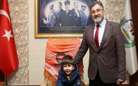 Başkanlık makamına oturan ilkokul öğrencisi Yavuz Selim, ilk talimatında, 'Çocuklar için oyun alanları yapılsın' dedi.