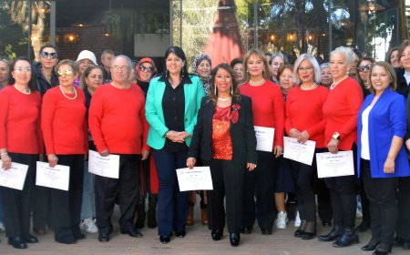 MURATPAŞA Belediyesi Adalya Vakfı'nın diksiyon grubu kursiyerleri 'Sevgi Günü' adıyla özel bir gösteri hazırlayıp sundu.