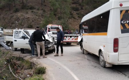 Antalya'da öğrenci servisi ile kamyonet çarpıştı: 21'i öğrenci 24 yaralı