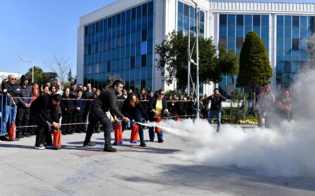 Antalya’da Muratpaşa Belediyesi Afet İşleri Müdürlüğü, belediyenin ana hizmet binasında personelle yangın tatbikatı gerçekleştirdi.