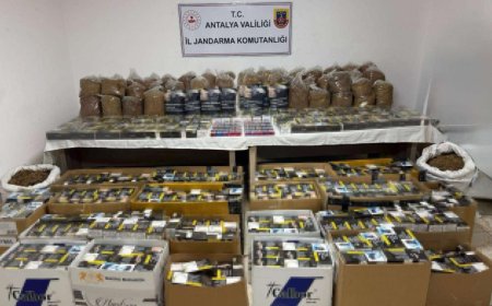 Antalya'nın Aksu ilçesinde bir iş yerinde 400 kilogram kaçak tütün ele geçirildi.