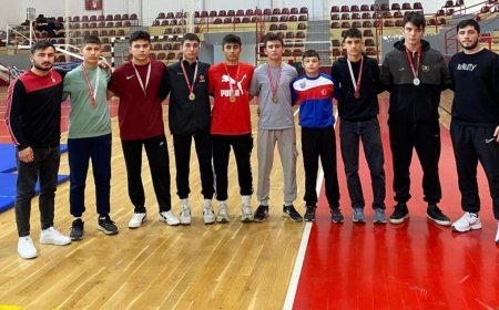 Kepez Belediyespor Kulübü Güreş Takımı, Antalya Kulüplü Yıldızlar Güreş Şampiyonası'ndan 3 altın, 1 gümüş ve 3 bronz madalya kazandı.