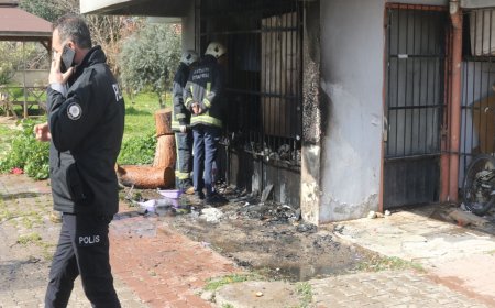 ANTALYA'da 2'nci el eşya satılan dükkanın dışında yanan kanepeden iş yerine sıçrayan kıvılcımlar, yangına neden oldu.