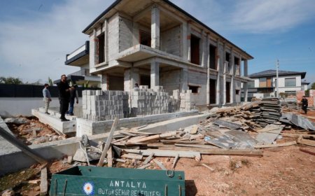 Antalya’da arkadaşlarına bir günlük yardım için gelen inşaat ustası çatıdan düşerek hayatını kaybetti.