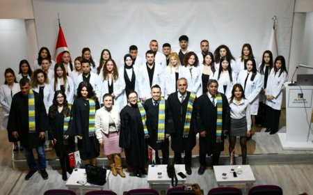 Alanya Üniversitesi Sağlık Bilimleri Fakültesi Fizyoterapi ve Rehabilitasyon Bölümü 1. sınıf öğrencileri, meslek hayatlarına adım atmanın heyecanını yaşadı.