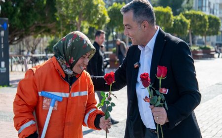 Sevgililer Günü'nde Başkan Kara ve eşi gül dağıttı