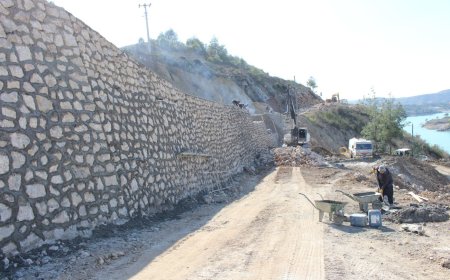 Büyükşehir heyelan yaşanan yollarda duvar örüyor