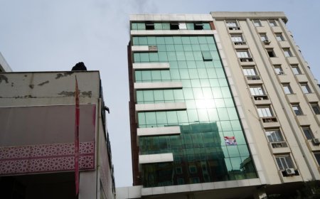 Antalya'nın Muratpaşa ilçesinde bir binanın 8'inci katında bulunan ofiste çıkan yangın, içeride bulunan eşyaları küle çevirdi.