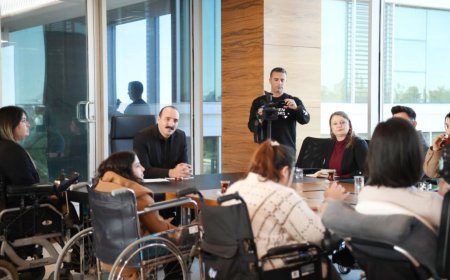 Konyaaltı Belediyesi tarafından başlatılan "Eşitlik" hareketi kapsamında, Konyaaltı Belediye Başkanı Cem Kotan özel gereksinimli belediye personeliyle bir araya geldi.