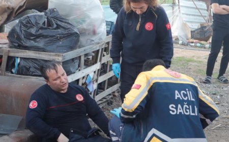 Antalya'da depoda çıkan yangına müdahale eden itfaiye eri yaralandı.