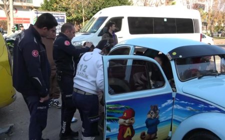 Kontrolden çıkan otomobil 2 araca, çarptığı araçlardan biri de motosiklete çarptı