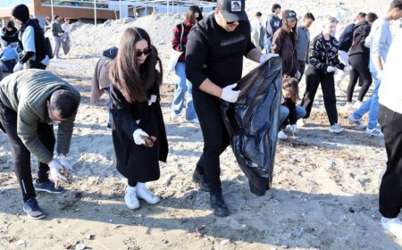 Antalya'da Akdeniz Gençlik Derneği'nce yürütülen ALBÜS Projesi kapsamında 240 gönüllü genç sahil şeridini çöplerden arındırdı.