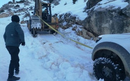 Antalya’nın İbradı ilçesinde yayla dönüşü kar ve tipi nedeniyle yolda mahsur kalan 3 kişi, Manavgat Belediyesi ekipleri tarafından kurtarıldı.