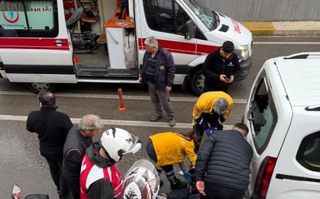 Antalya'da Motokurye Kazası: Arkadan Çarpan Sürücü Yaralandı