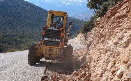 Elmalı’da dört mahallenin kullandığı grup yolunda şarampol temizliği