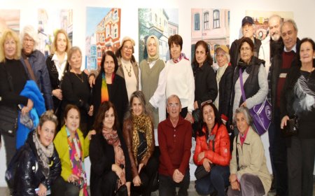 ANTALYALI ressamlar, İstanbul'un tarihi yerleşim merkezlerinden biri olan Balat Semti'nin renkli görüntüsünü tuvallerine aktardı.