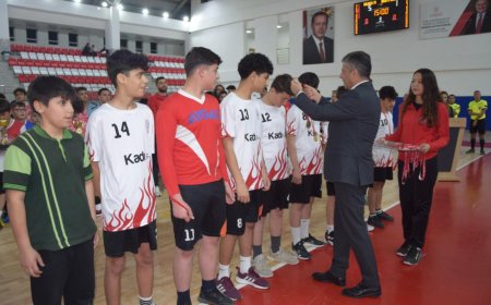 Aksu'da Okul Sporları Futsal Turnuvası sona erdi