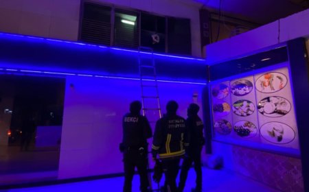 Bankada mahsur kalan kedi ekipleri alarma geçirdi