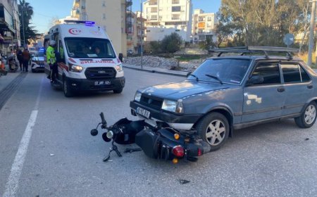 Antalya'nın Serik ilçesinde otomobille çarpışan motosikletli yaralandı.