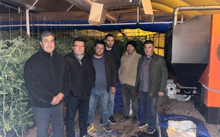 ANTALYA Serik Kaymakamı Cemal Şahin seralarında zirai don nöbeti tutan üreticileri ziyaret etti.