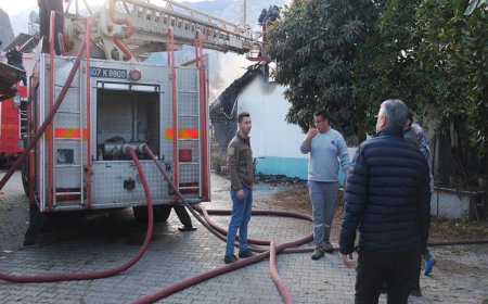 ANTALYA'nın Kemer ilçesinde bir evde çıkan yangın yandaki 3 eve daha sıçradı.