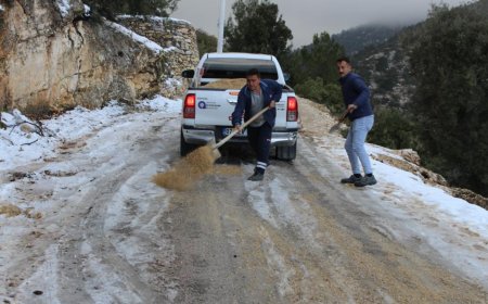 Büyükşehir ekiplerinden buz tutan yollarda tuzlama çalışması